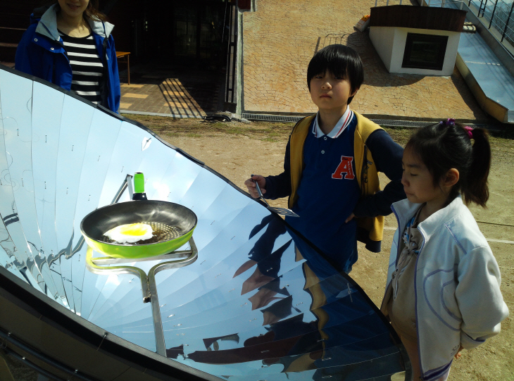 태양광조리기 실습 중인 아이들