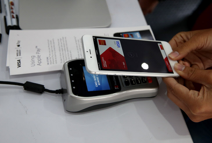 US-220,000-STORES-START-ACCEPTING-APPLE-PAY