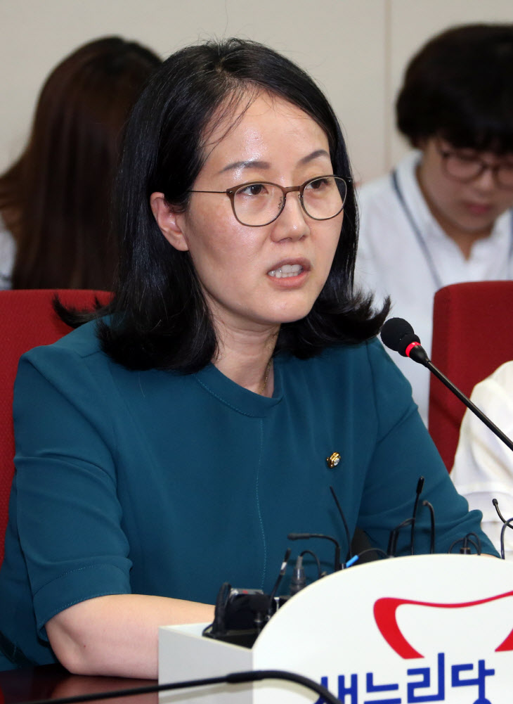 발언하는 김현아 대변인