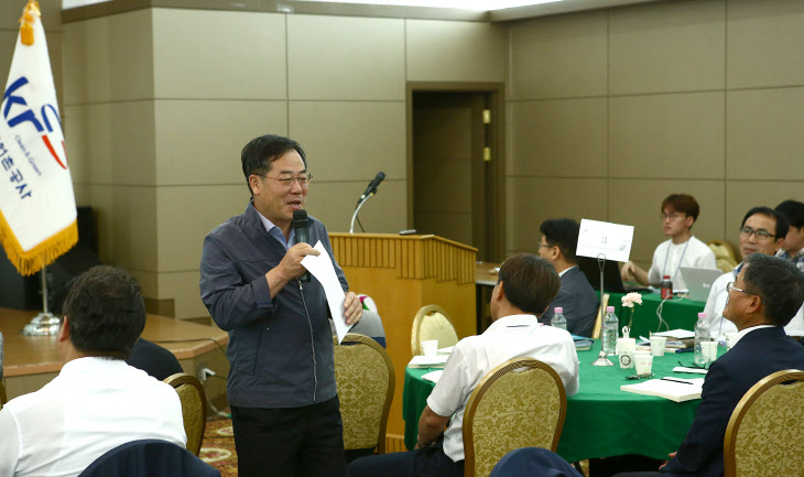 경영전략회의에서 강연 중인 정승 사장(왼쪽에서 두번째)