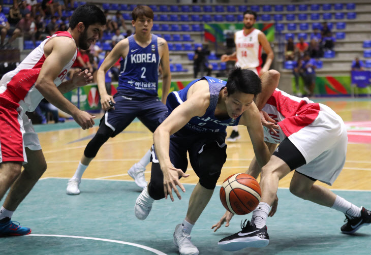 BASKETBALL-FIBA-ASIA-IRI-KOR <YONHAP NO-0600> (AFP)