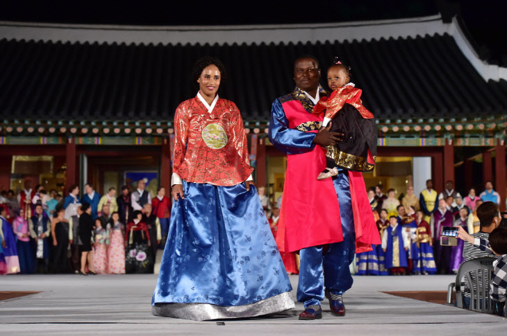 한국의 전통의상 한복을 입고