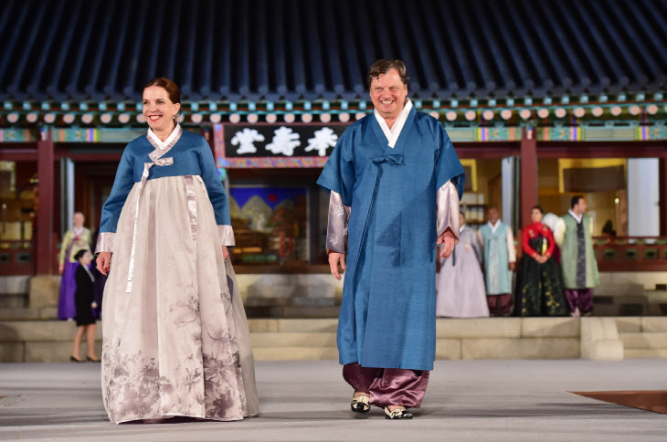 세계 46개국 주한외교사절단이 한국의 전통의상 한복을 입고