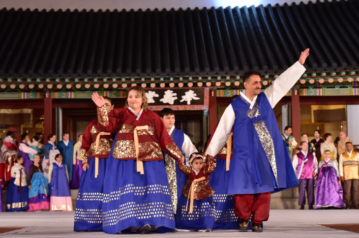 세계 46개국 주한외교사절단이 한국의 전통의상 한복을 입고
