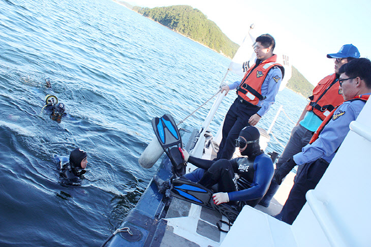 통영 앞바다서 ‘토종고래’ 상괭이 긴급구조 진행