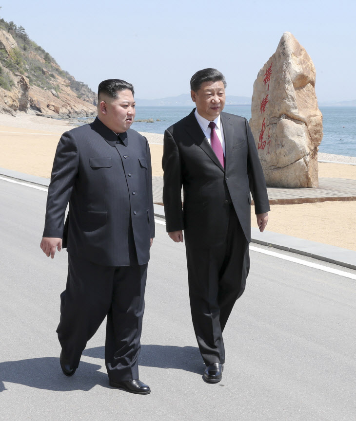시진핑과 해변 산책하는 김정은…40여일만에 또 방중