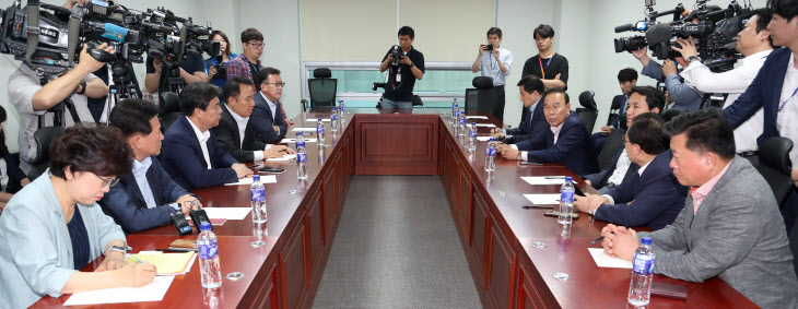 한자리에 모인 자유한국당 재선 의원들<YONHAP NO-8592>