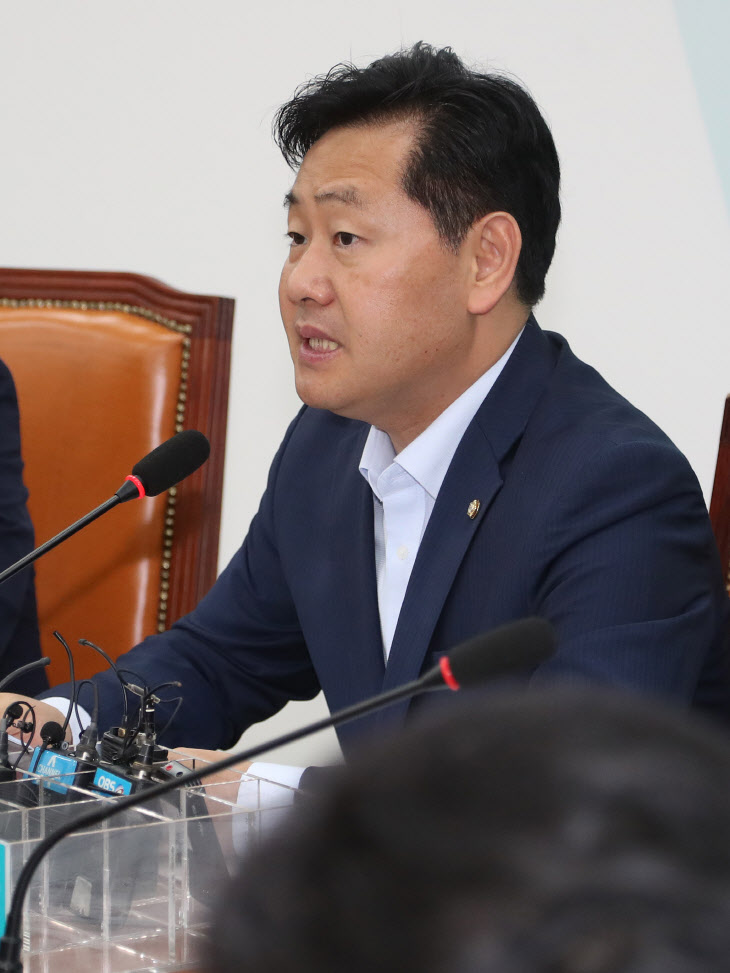 원내대책회의에서 발언하는 김관영 원내대표