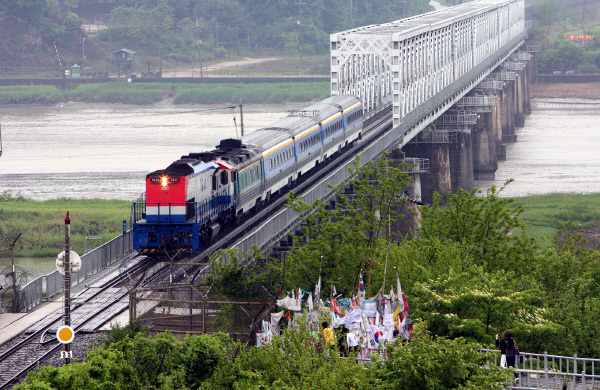 경의선·동해선남북철도연결구간열차시험운행YONHAPNO-4749