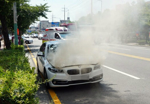 BMW 520d 주행 중 화재…이번엔 전남 목포<YONHAP NO-2382>