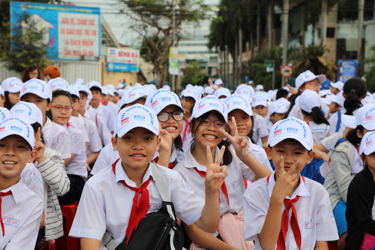 04_베트남 빈딩성 지뢰 위험 인식제고교육에 참여한 학생들