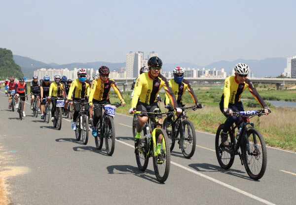 (김해=브릿지경제)생활체육 시민자전거타기 대행진-1