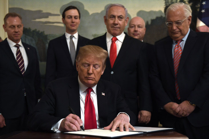 트럼프, '골란고원 이스라엘 주권인정 포고령' 서명