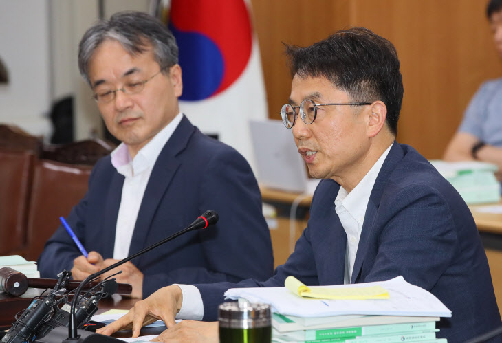 최임위 3차전원회의 결과 설명하는 박준식 위원장