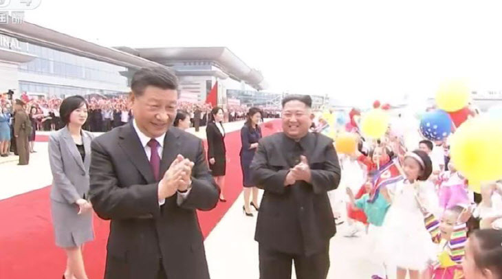 박수치는 시진핑 주석과 김정은 국무위원장<YONHAP NO-5385>