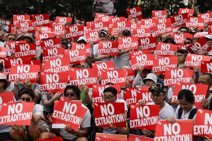 '범죄인 중국 송환 반대' 손팻말 시위 벌이는 홍콩인들