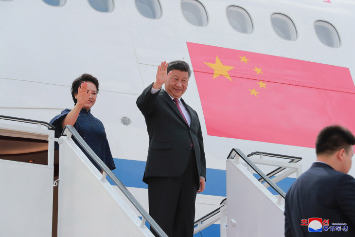 북한 방문 마친 시진핑과 펑리위안
