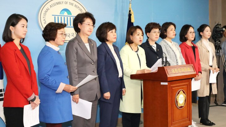 '알릴레오' 규탄 회견하는 자유한국당 여성 의원들<