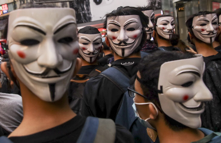 홍콩 시위대, 저항 상징 '가이 포크스' 가면 써