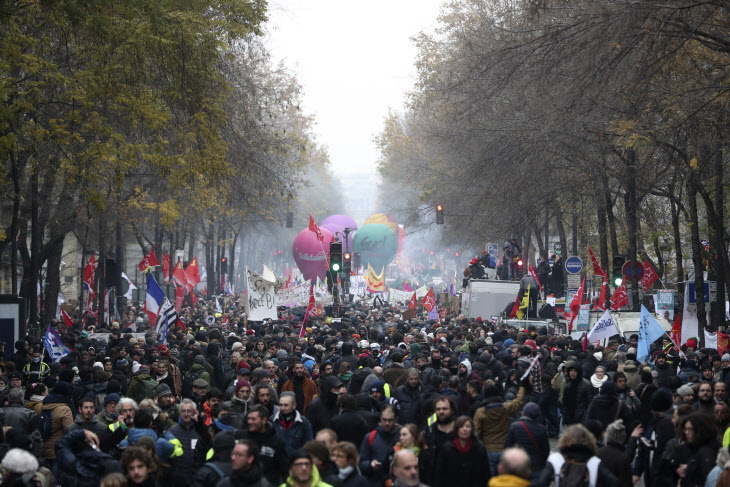 거리행진하는 파리의 연금개편 반대 시위대