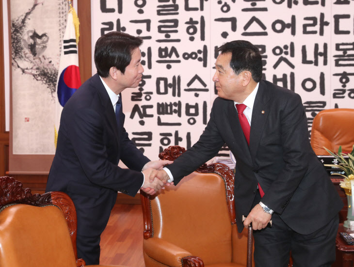 인사하는 민주당-한국당 원내대표<YONHAP NO-2932>
