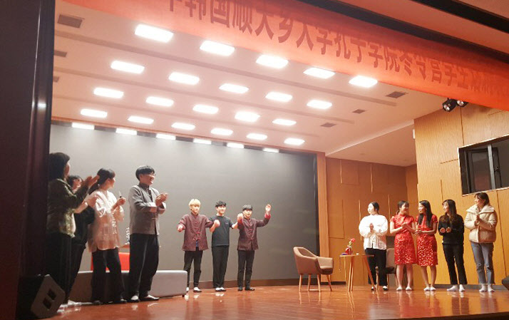 중국학과 원어연극 공연