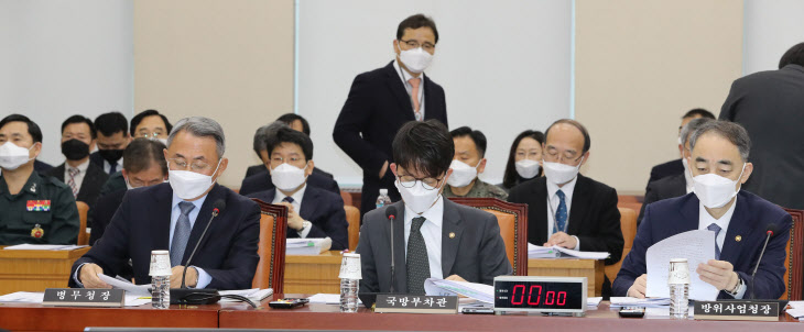 마스크 쓴 채 자료 살피는 박재민 국방부 차관