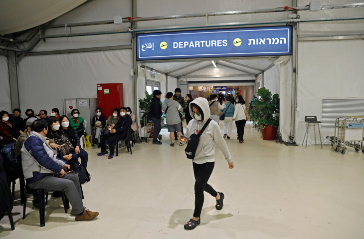 귀국 항공편 기다리는 이스라엘 관광 한국인들