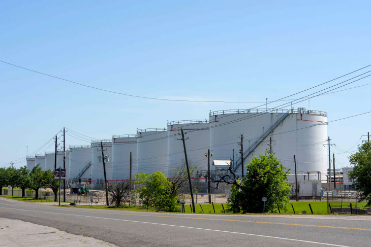 미국 텍사스 석유저장시설의 탱크들