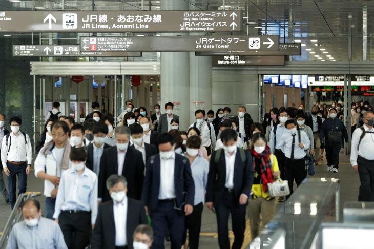 긴급사태 부분해제 후 일본 나고야 기차역의 통근자들
