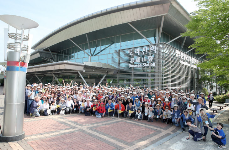 2019년 5월 14일 열차기행에 참여한 시민들이 도라산역에서 기
