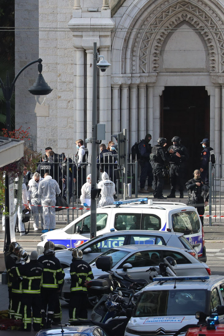 '칼부림 살인' 니스 성당 수색 나선 프랑스 경찰 특공대원들