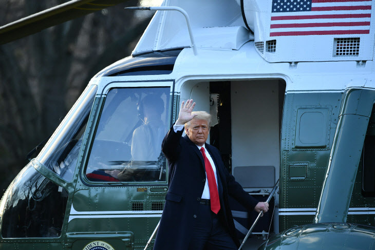 백악관 떠나며 전용 헬기 '마린원' 오르는 트럼프