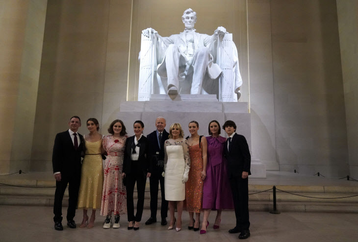 링컨 동상 앞에서 기념사진 찍는 바이든 미 대통령 가족