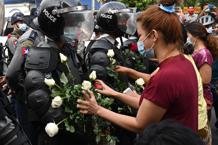 경찰에 장미꽃 건네며 평화시위 하는 미얀마인들
