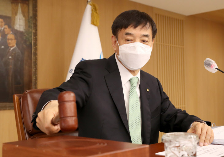 의사봉 두드리는 이주열 한국은행 총재