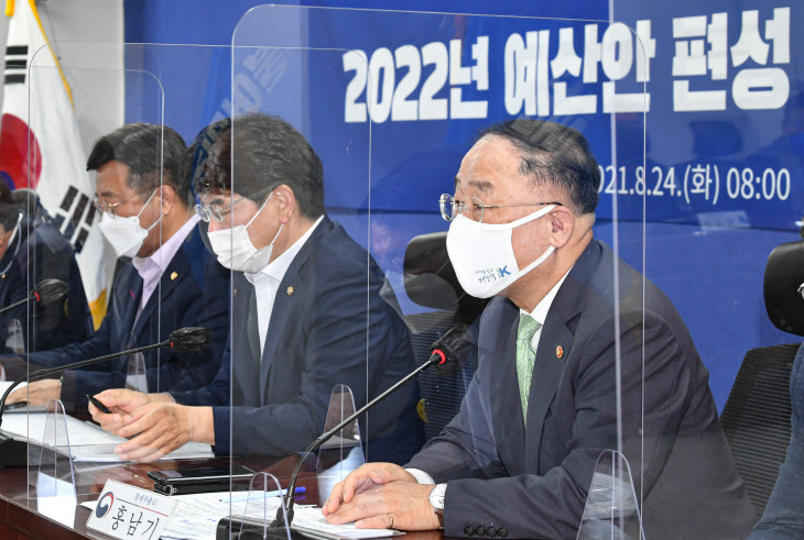 2022년 예산안 편성 당정 협의 참석한 홍남기 경제부총리