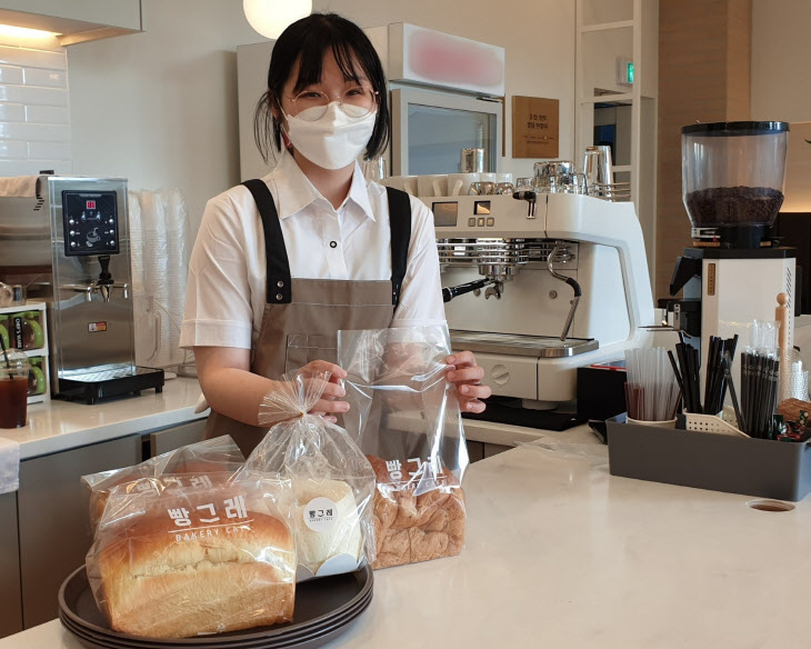 [하이트진로 사진자료] 빵그레 광주점 자활근로 청년 직원이 빵