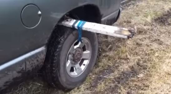 진흙에 빠진 차를 구하는 방법
