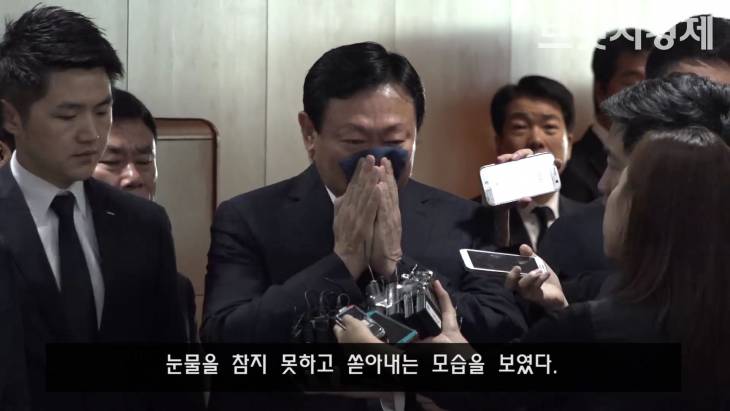 [현장 영상취재] 신동빈 롯데그룹 회장, 故 이인원 빈소 조문…결국 참지못한 눈물