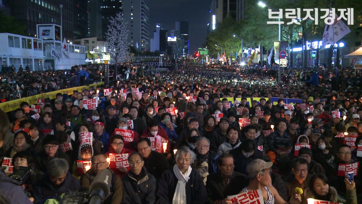 `최순실 게이트` 청계광장 촛불집회, 성난 민심 반영하는 엄청난 인파