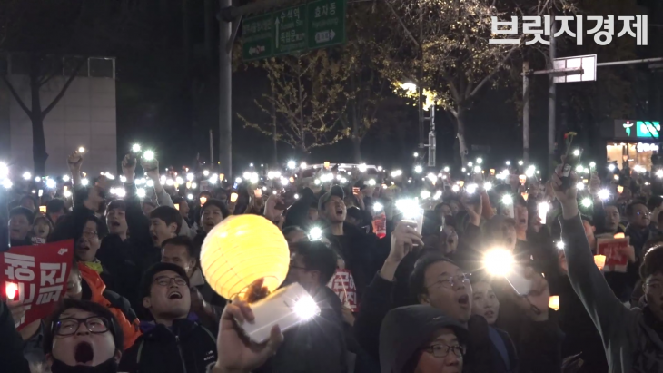 또 한 번 광화문 밝힌 4차 촛불집회, 청와대 향한 `학익진` 행진