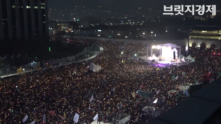 `5차 촛불집회` 광화문 광장 가득 메운 150만 명 인파, 역대 최대 규모