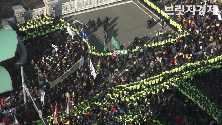 탄핵 표결 앞둔 국회의사당 앞, 긴장감 속 집회 시민과 경찰 대치