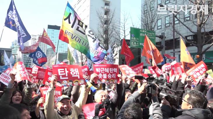 박근혜 탄핵 인용 당시 현장 모습은? 촛불 집회 분위기는 축제의 장