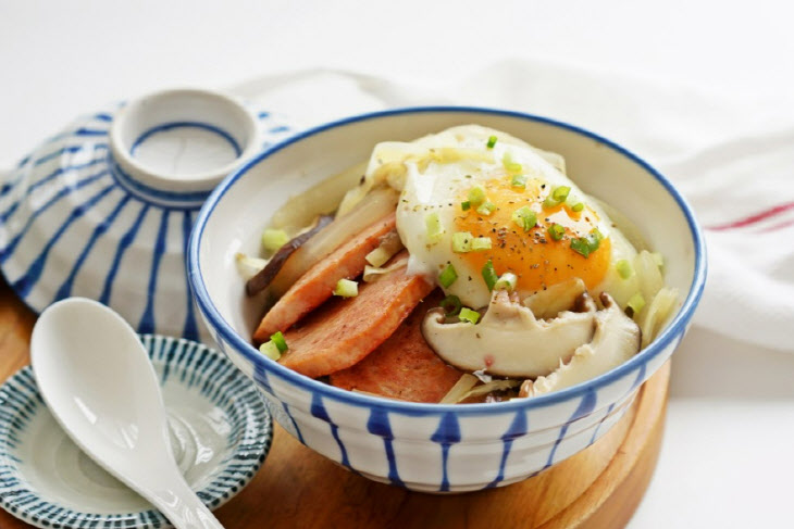 [사진자료] 반숙 계란 햄덮밥