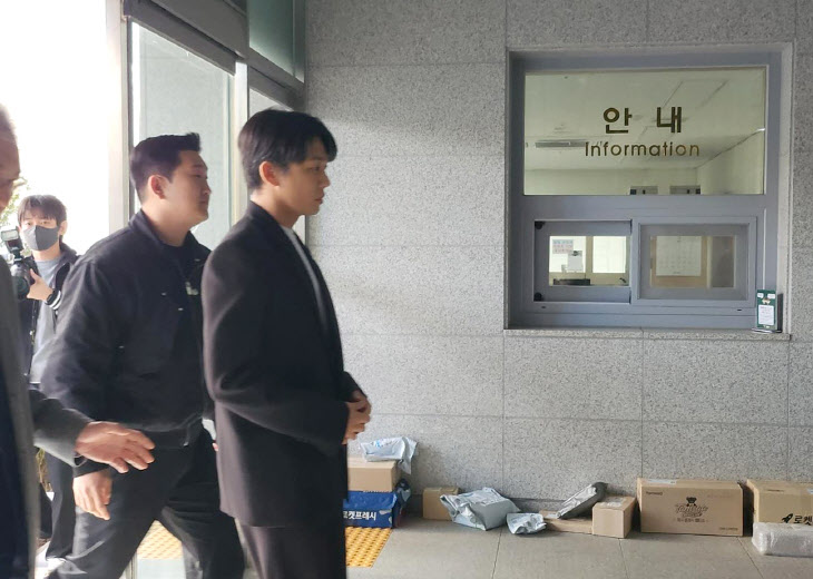 '마약류 투약 혐의' 유아인 경찰 출석<YONHAP NO-2475>