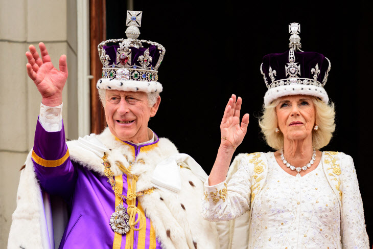 英 버킹엄궁서 손 흔드는 찰스 3세 국왕과 커밀라 왕비