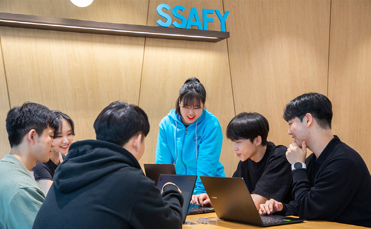 7.-SSAFY-교육생들이-함께-협업-프로젝트를-진행하고-있다.