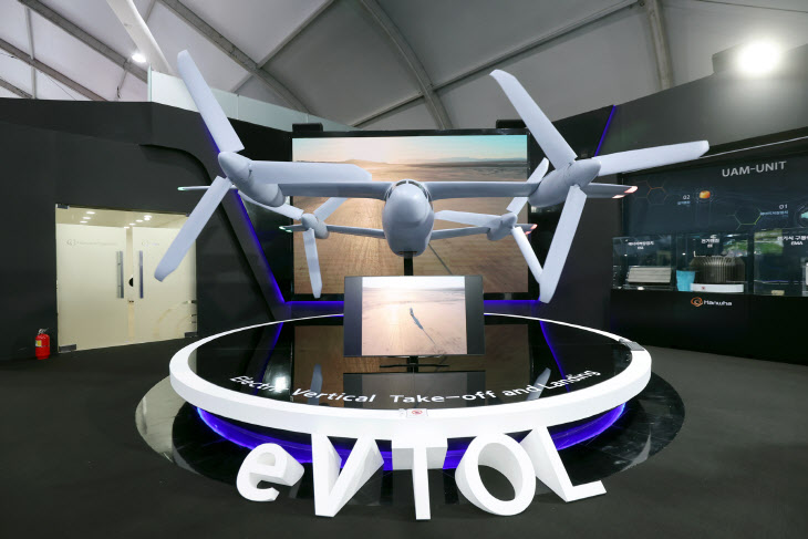 한화시스템이 'ADEX 2023'에서 전시한 미래항공모빌리티 eVTOL(